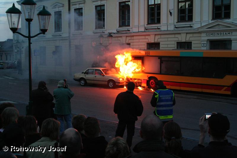 PKW gegen Bus